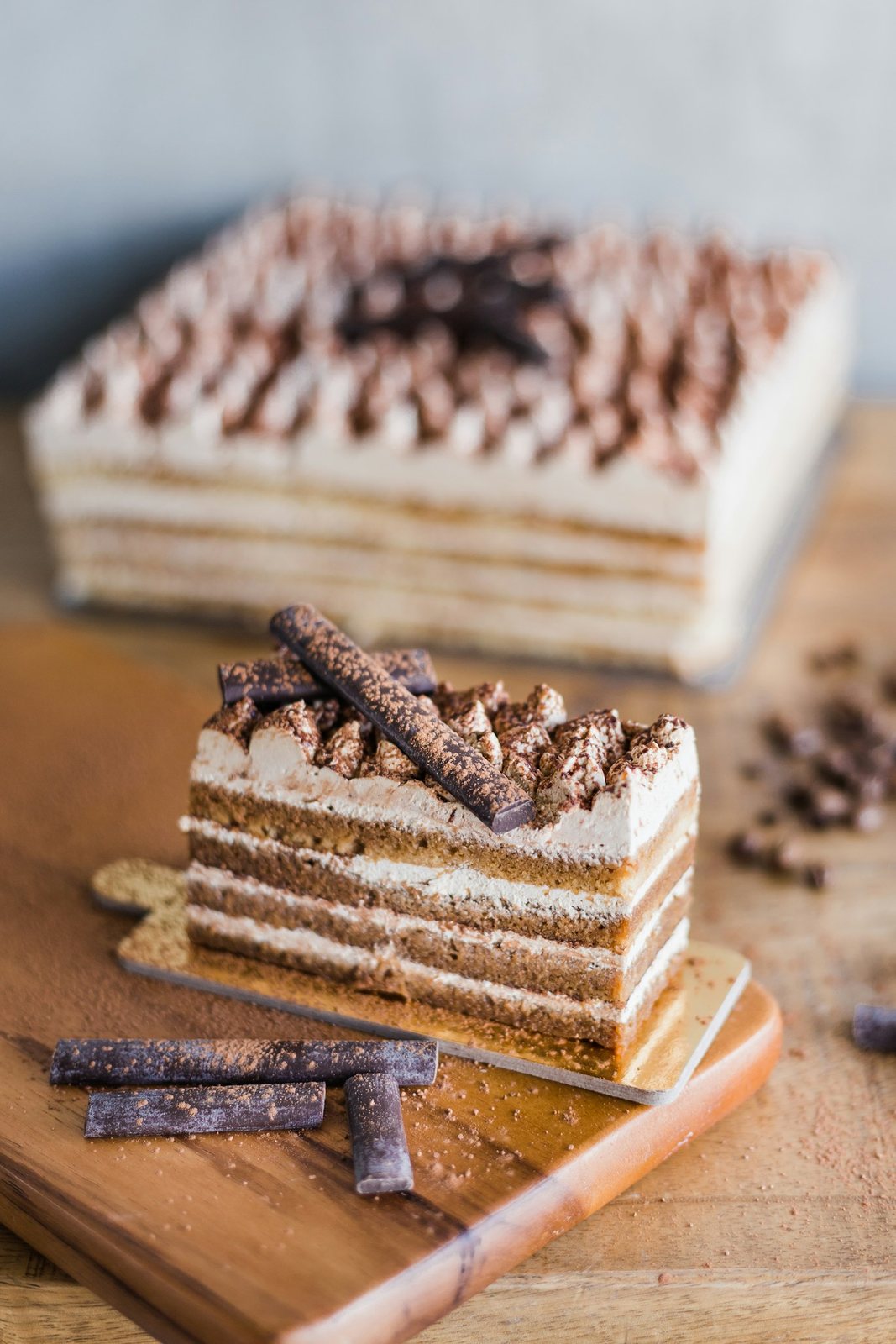 Fatias de bolo em camadas com chocolate